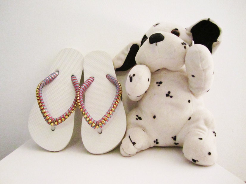 Girl white flip flops. Decoratedrubber sandals in pink, light blue and gold. - streetcats