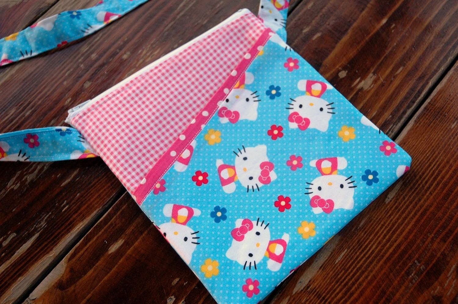 Hello Kitty Hands Free Hipster Crossover zipper purse