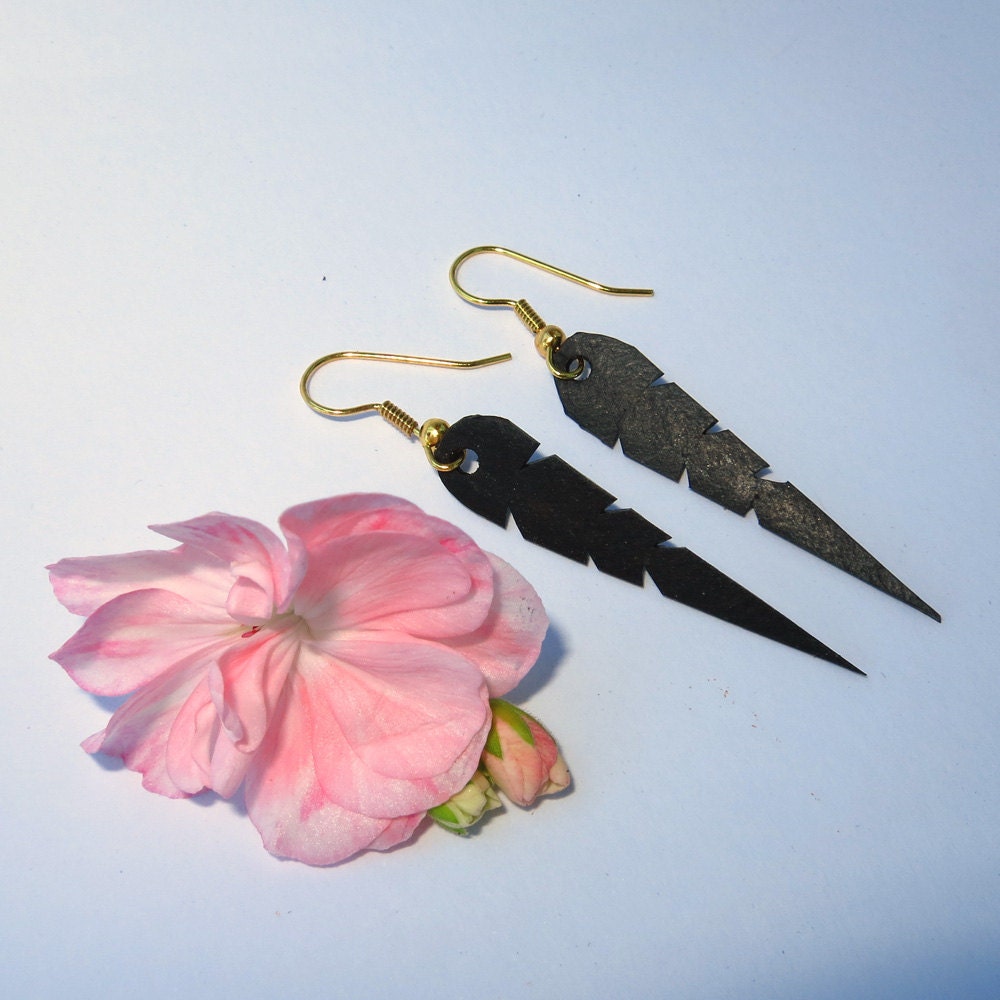 Feather leaf in black recycled bicycle inner tube gold pleated hooks.