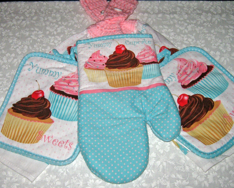 Kitchen set 2 Crochet hanging towels, 2 Potholders, Oven Mitt, Cupcakes, Pink Top