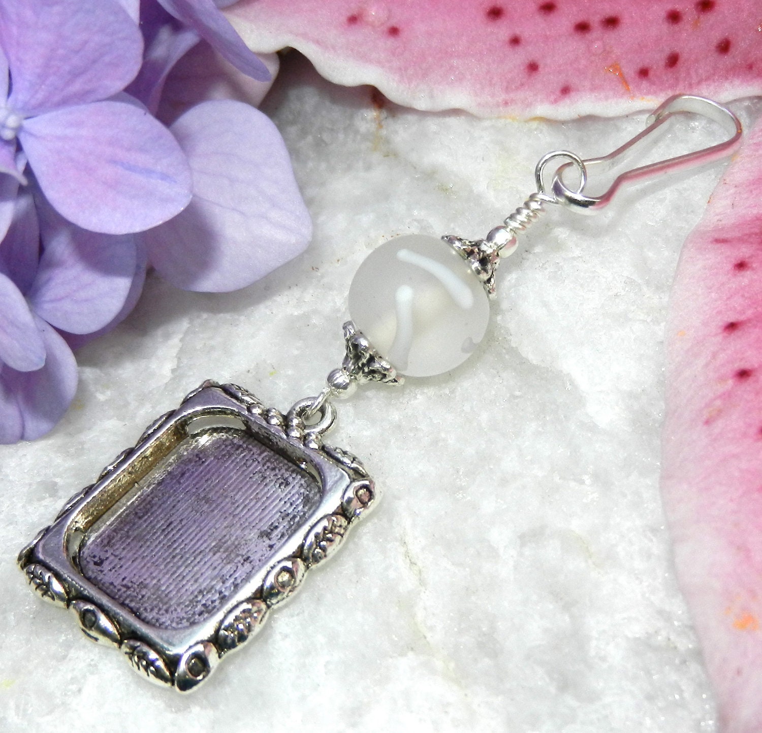 Wedding bouquet photo frame charm. Frosty white stripe.
