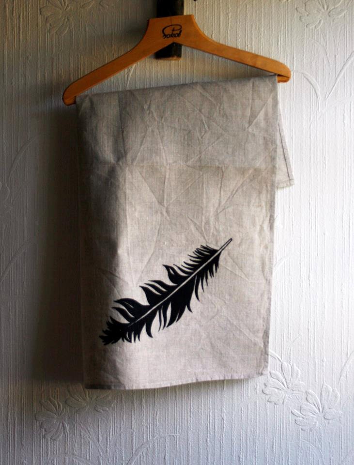 Linen teatowel with feather