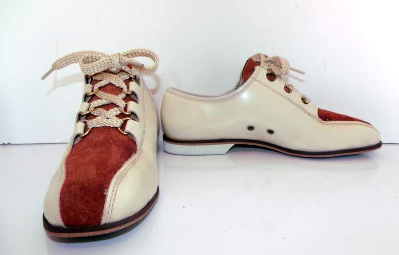 Sz 7.5 Vintage two tone lace up leather flat bowling shoes.