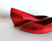 Tickle - VINTAGE red PUMPS with hand painted feathers