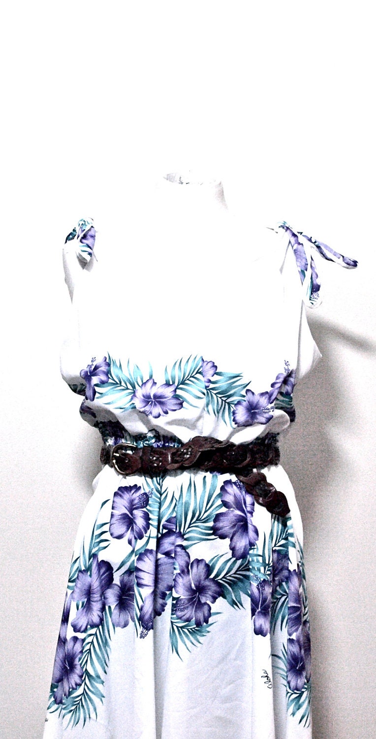 1970s Vintage lady in Lavender Resort Day Dress