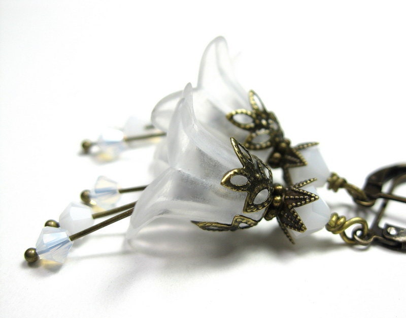 Lucite Flower Earrings, White Wedding Earrings, Vintage Style Dangle Earrings, Swarovski Jewelry, Bridal Earrings, For Brides, Winter White