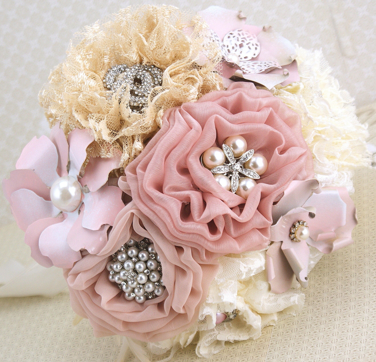 Brooch Bouquet Vintage-Style in Ivory, Champagne, Blush and Dusty Rose with Lace, Feathers and Brooches