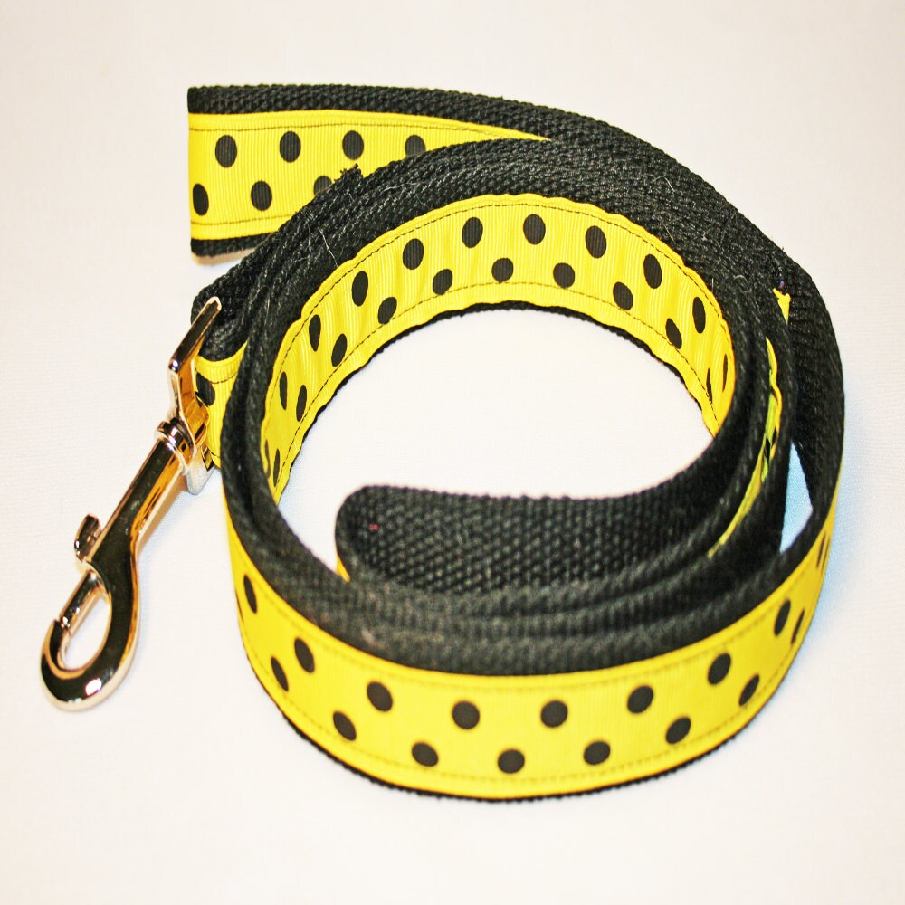 Your pet will be super-stylish at the doggie park in this sunny retro polka