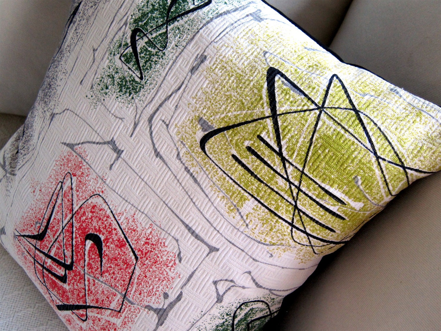 Mad Men Retro Barkcloth Pillow Cover - Doodles and Spatters in Lime, Lipstick Red, Green and Black on White -  for 18 inch X 18 inch insert