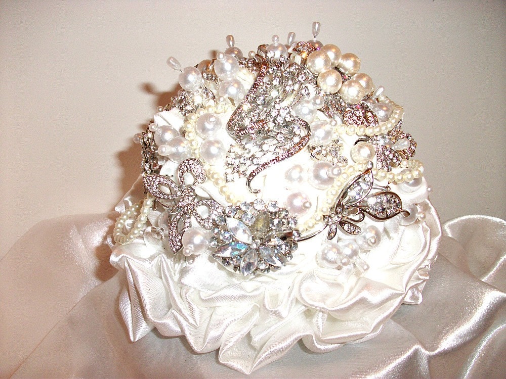 Elegant brooch wedding cake topper, brooch bridal bouquet , alternative wedding bouquet,brooch bouquet