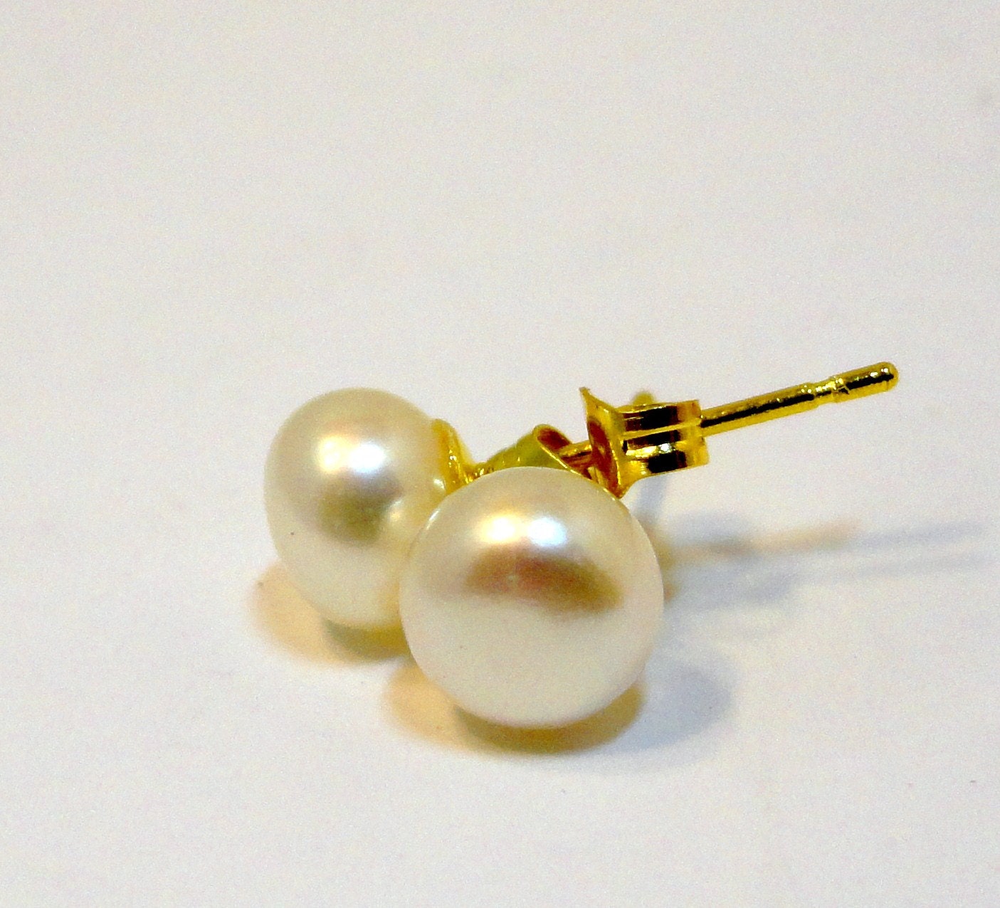 Beautiful REAL Cultured Freshwater White Pearl Studs