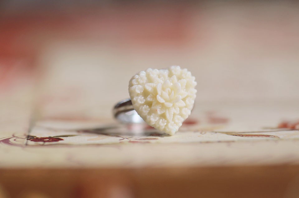 Lacey Heart Silver Heart Cameo Ring (Ivory)