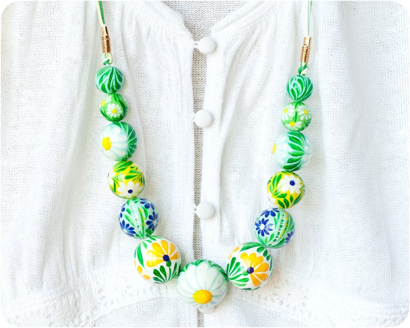 Chamomile long beads. Hand Painted Jewelry. Flower Beaded Jewelry. Mint Green Necklace. Floral fashion. Bright colors. Long Wood Necklace.