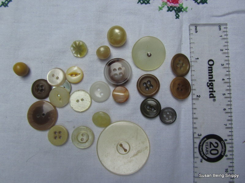 Buttons - 24 Very Retro Group