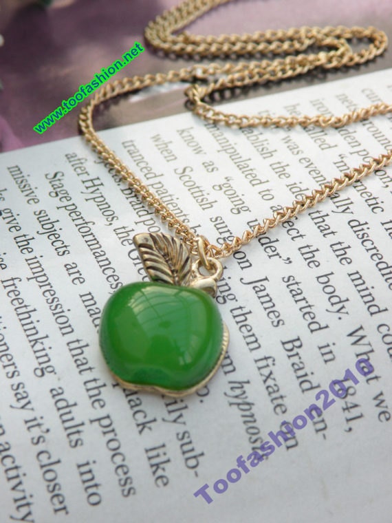 SALE - Pretty retro gold green apple pendant necklace vintage style