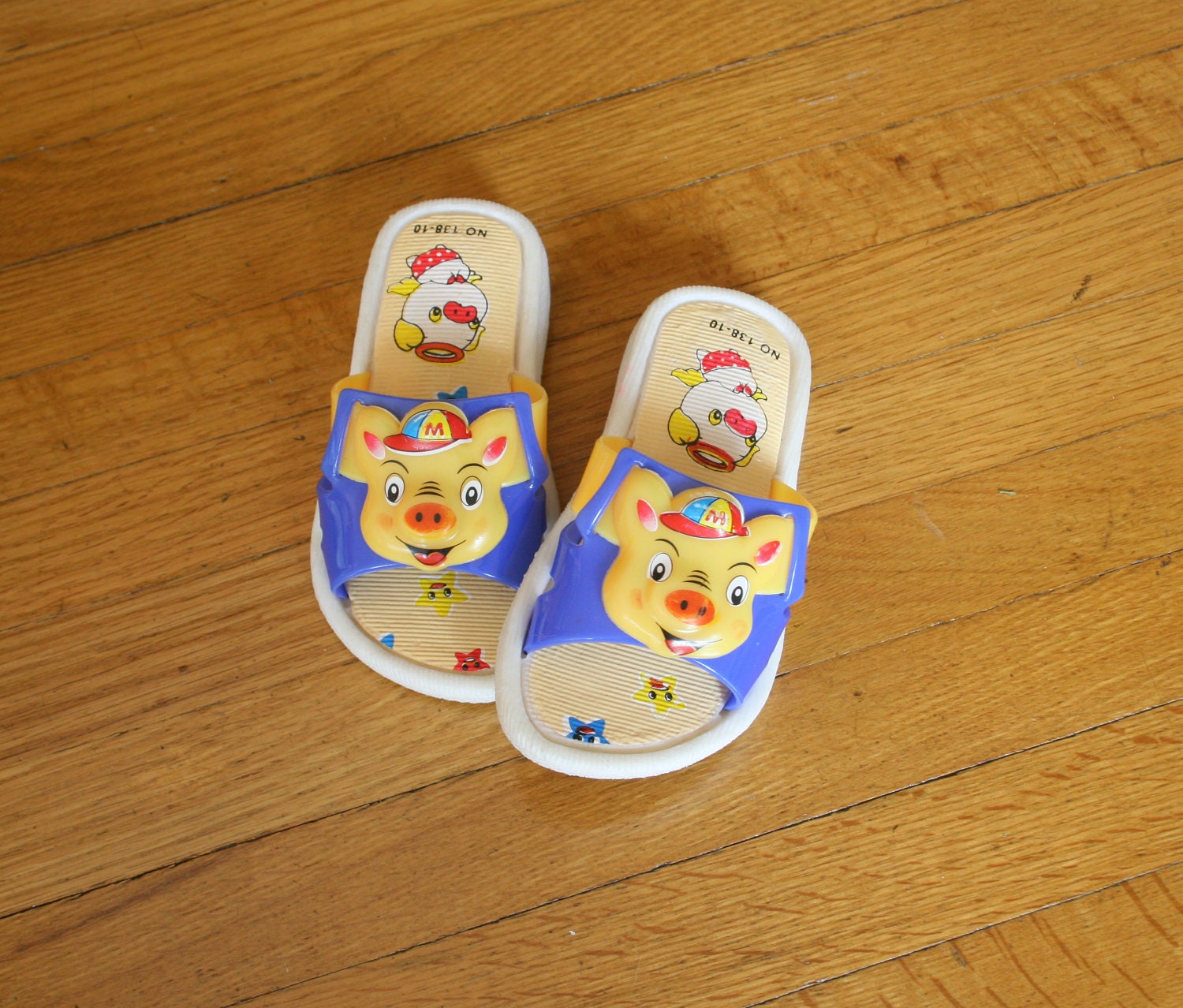 Vintage PIG HEAVEN Kids Sandals....size 2 3 kids....children. boys. girls. animal. pig. colorful. baby shoes. vintage kids