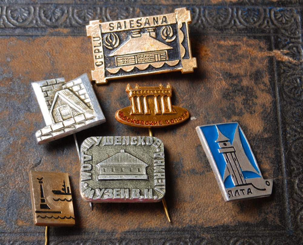 Set of 5 Vintage metal broochs, badge pins, old buildings and houses