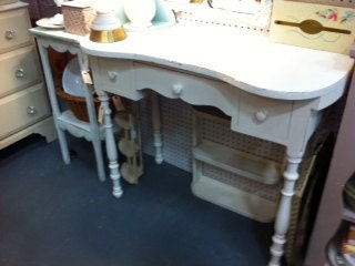 Sweet Vintage Vanity Desk 3 drawers kidney top cream white
