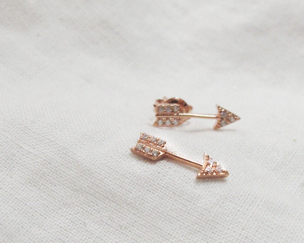 sparkly golden arrow post earrings in rose gold color, yellow gold and silver