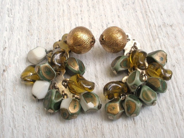 Vintage bead earrings clip-on olive green gold - AVelvetLeaf