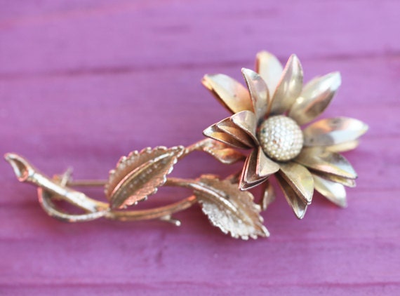Vintage Gold Toned Flower Brooch FREE SHIPPING