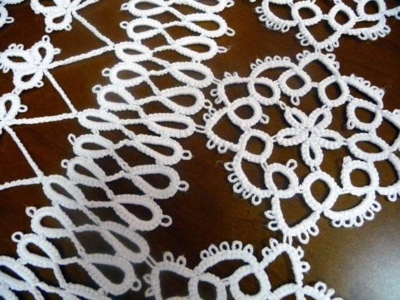 Handmade tatting tablecloth - White Roses - gift for Mom - goft for housewarming - gift for wedding - FREE shipping.