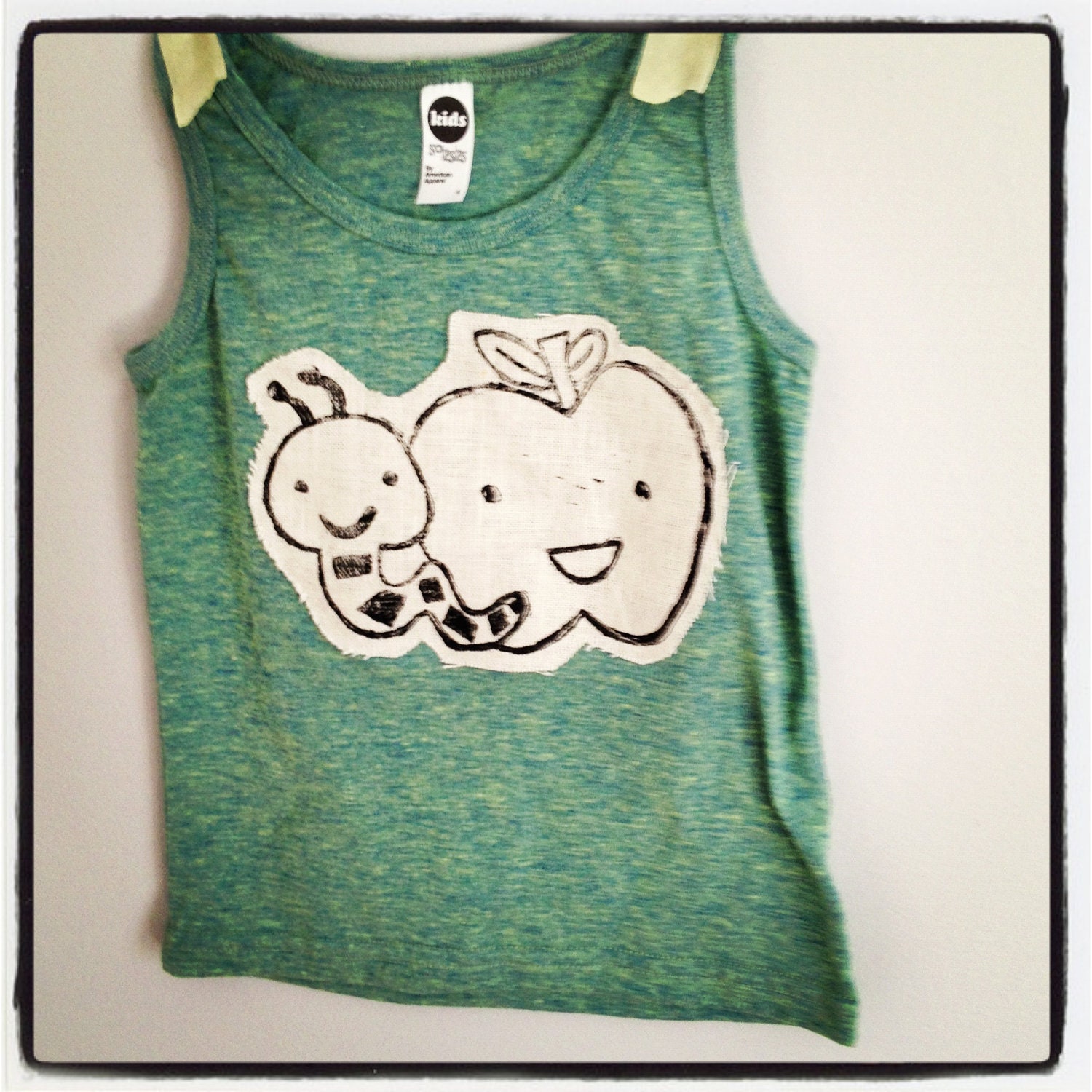 Apple and worm heathered green tank