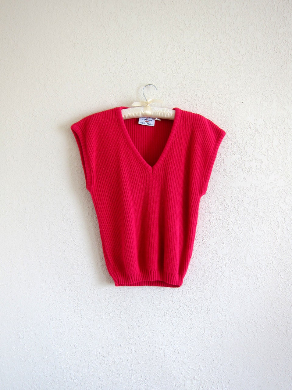 80's HOT PINK ribbed knit v neck sweater / sleeveless sweater / pretty in pink / preppy / molly ringwald