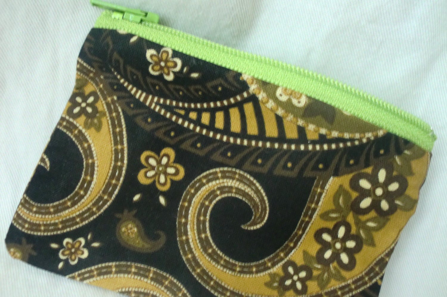 Gold paisley zippered coin bag, credit card pouch