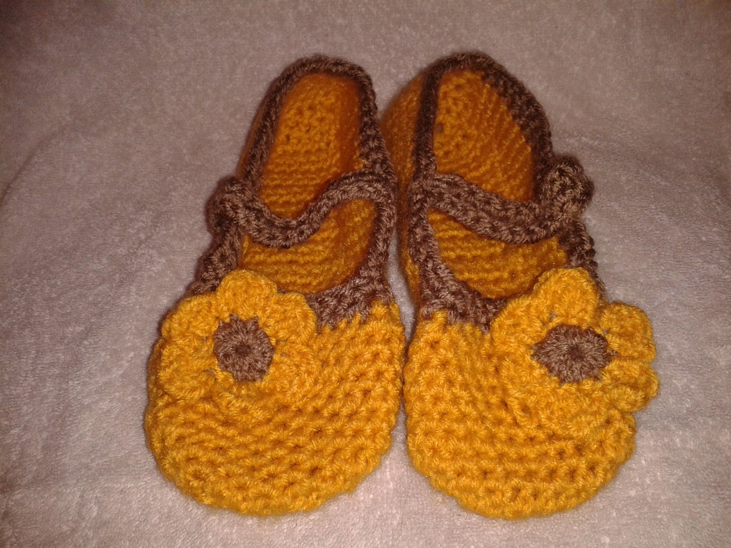 Womans crochet flower slippers Mary Jane style sz 7-9.5