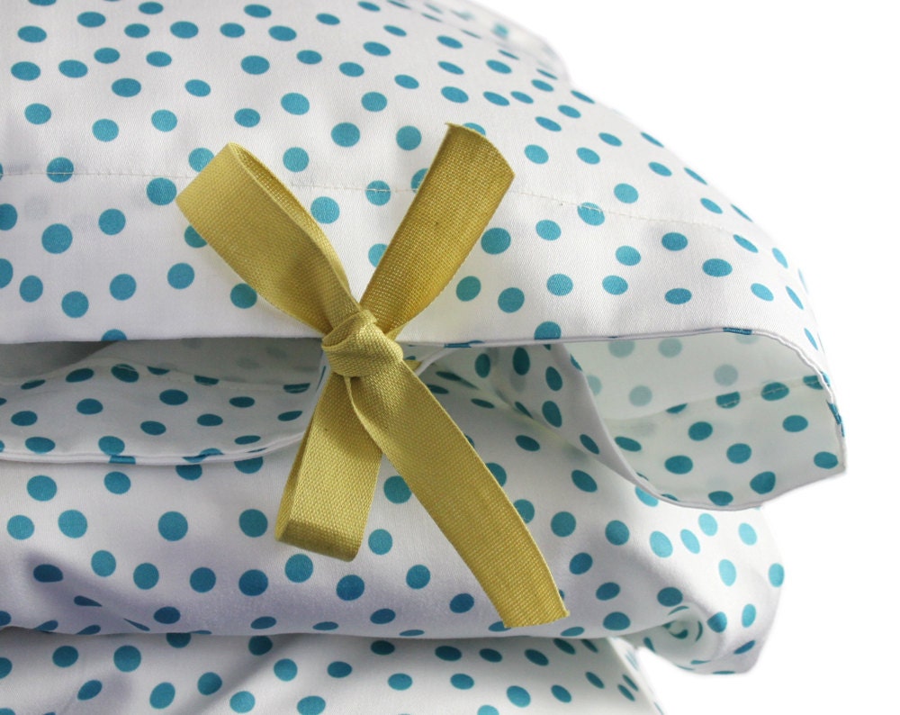 ORGANIC Toddler Bedding set - Scattered dots - peacock blue dots on white background