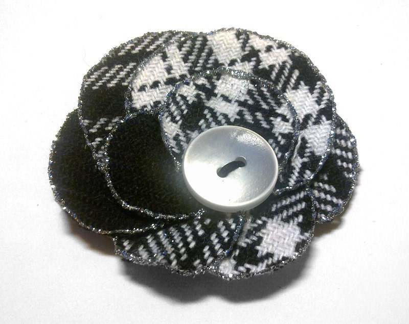 Flower brooch and hair clip, handmade, plaid fabric, black and white, scottish, upcycling