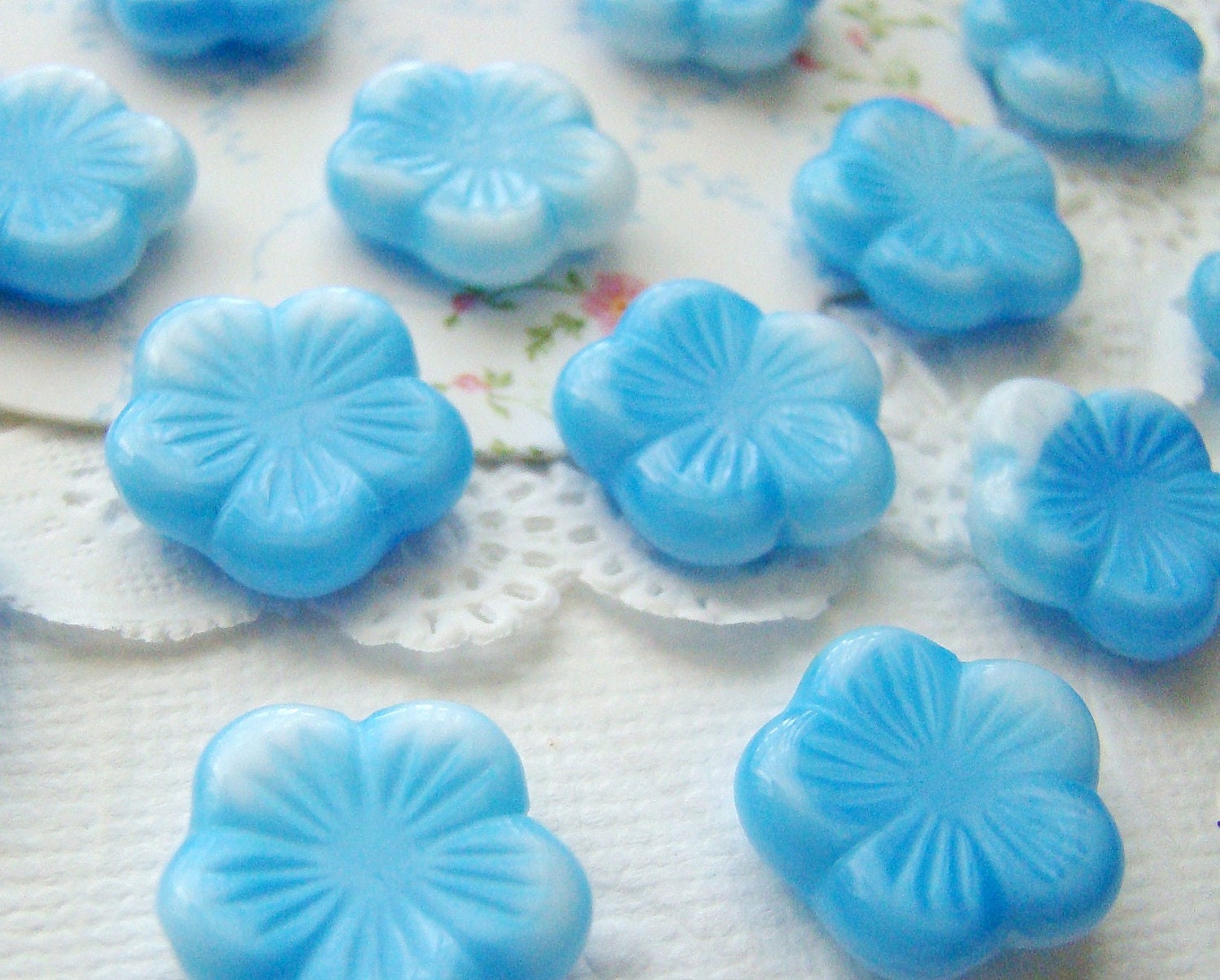 Flower Beads Blue White Czech Glass Flat 5 Petal 14mm (8) - alyssabethsvintage