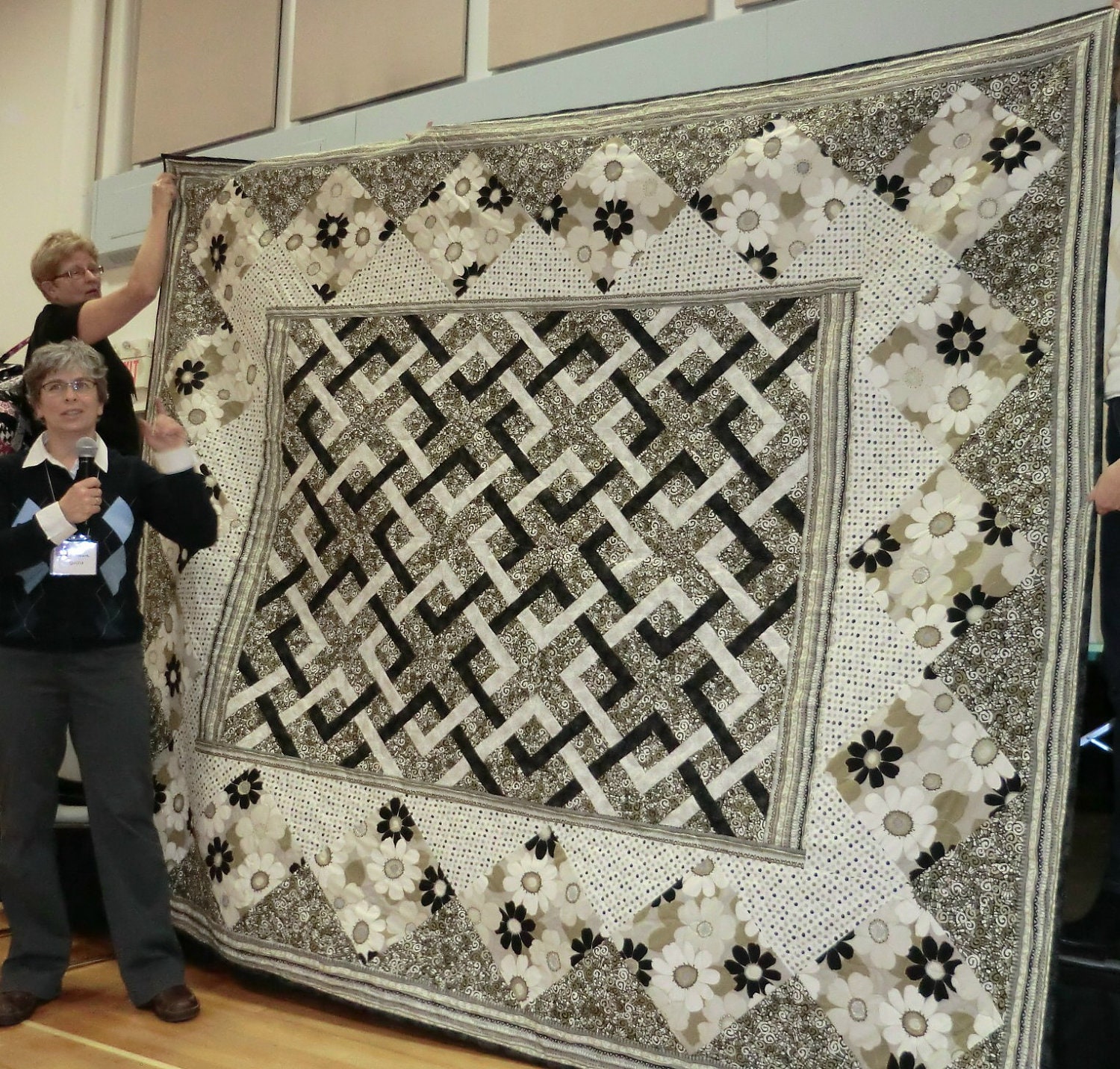 Pattern for over sized queen sized quilt.  Hard Copy. Le Jardin
