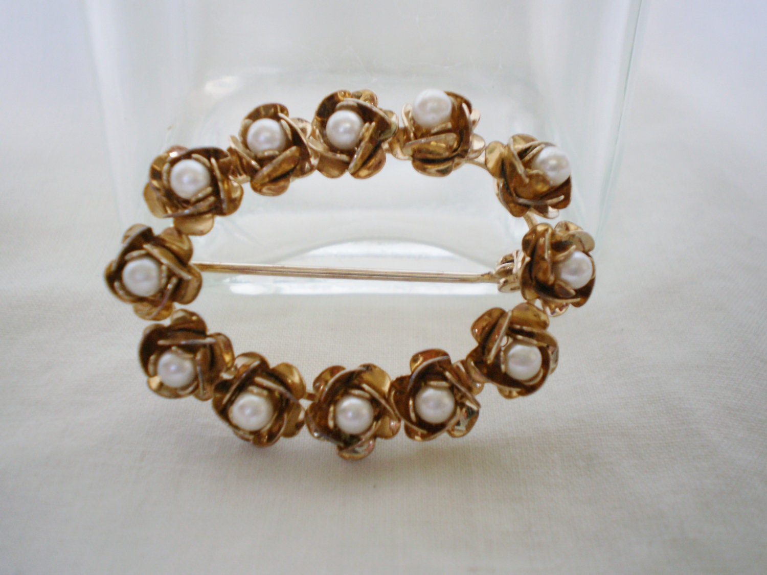 Vintage Faux Pearl Brooch - 1980s Flower Circular Wreath Gold Tone