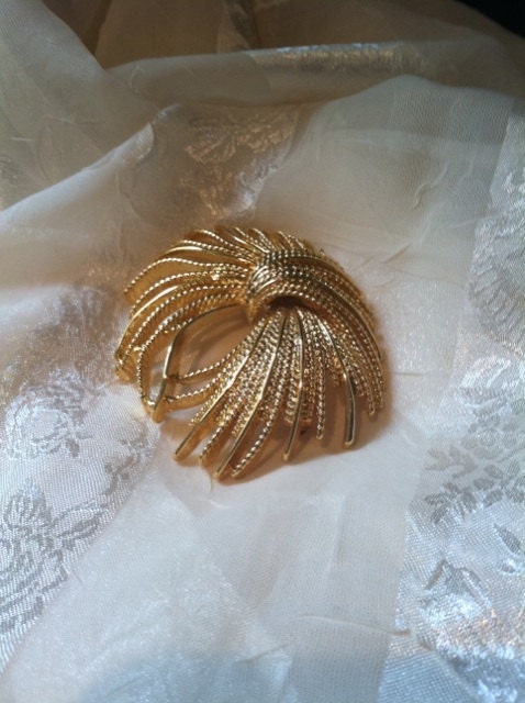 Classic Vintage Mid Century Monet Yellow Gold Brooch Estate Jewelry