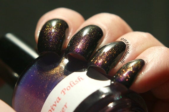 Ringer Nail Polish red to green color shifting