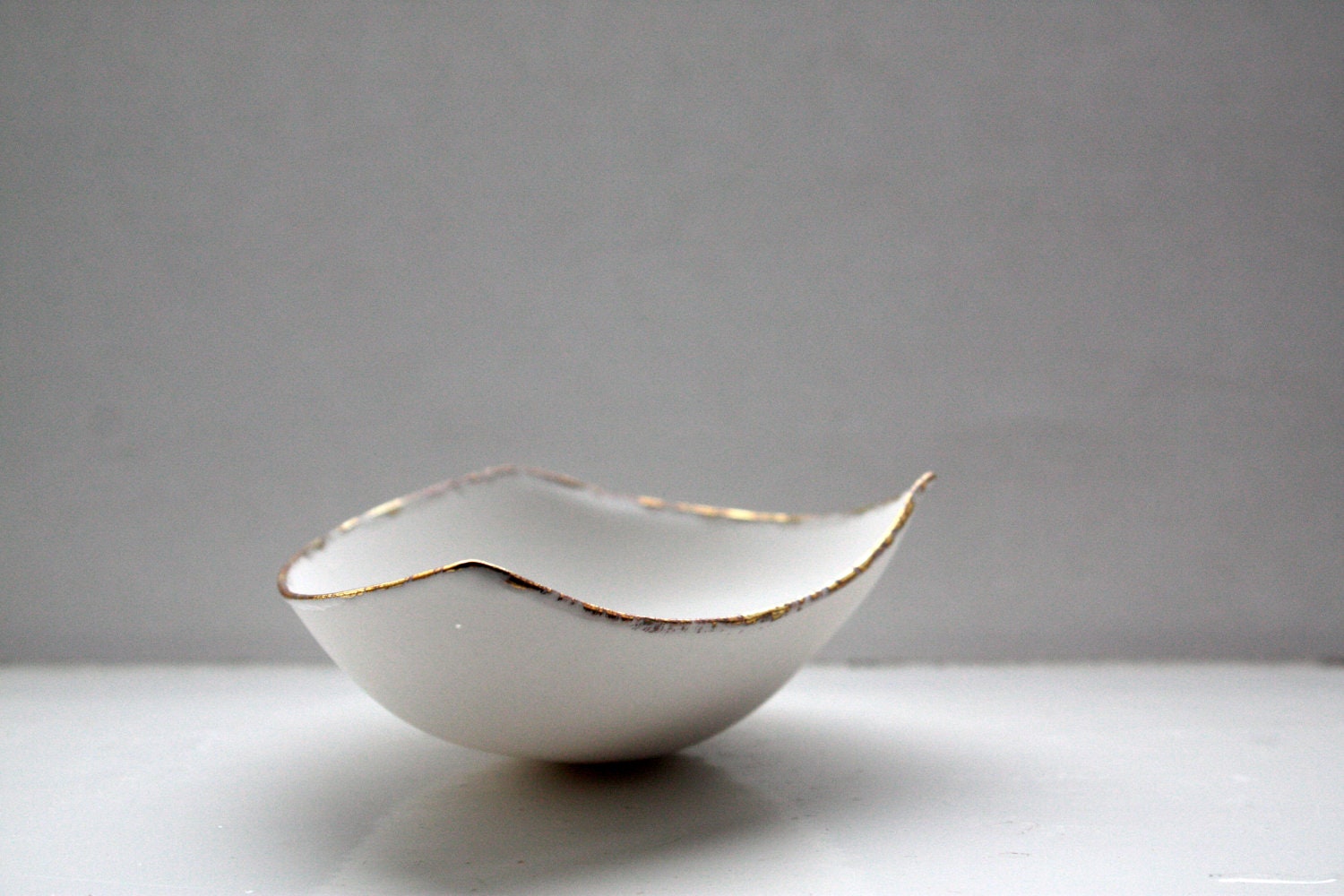 Stoneware fine bone china bowl with 10% real gold resembles a small boat.