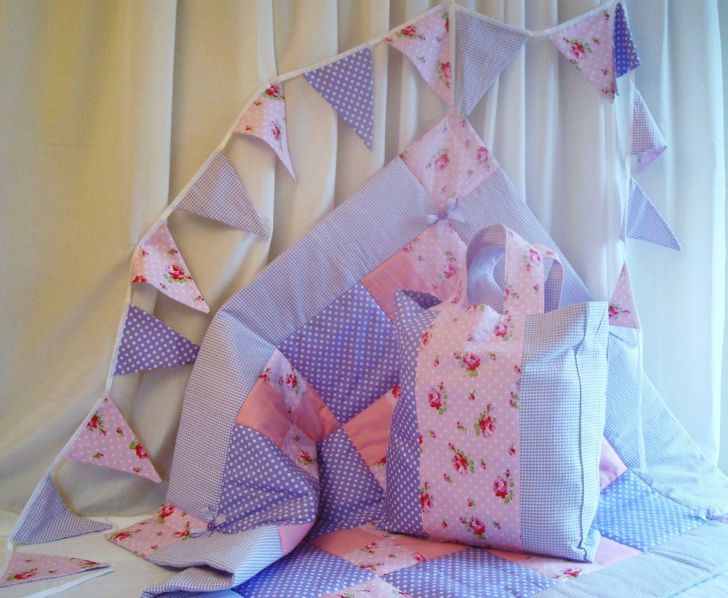 Vintage style 3 piece set comprising playmat or cot coverlet with matching tote bag and nursery bunting
