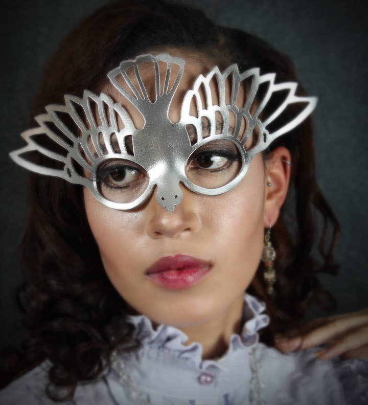 Bird mask in metallic silver leather