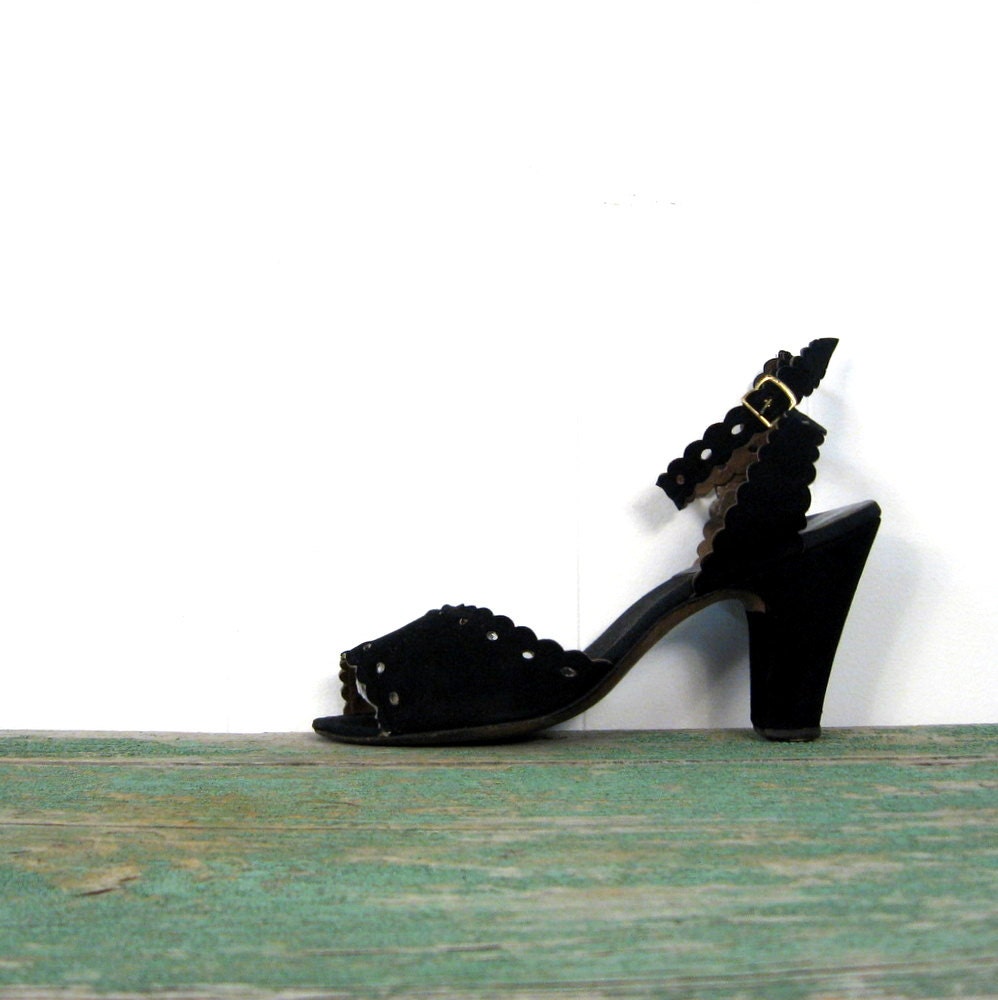Vintage 40s Heels / 1940s Shoes / Black Suede Heels / Scalloped Shoes / Size 7 1/2