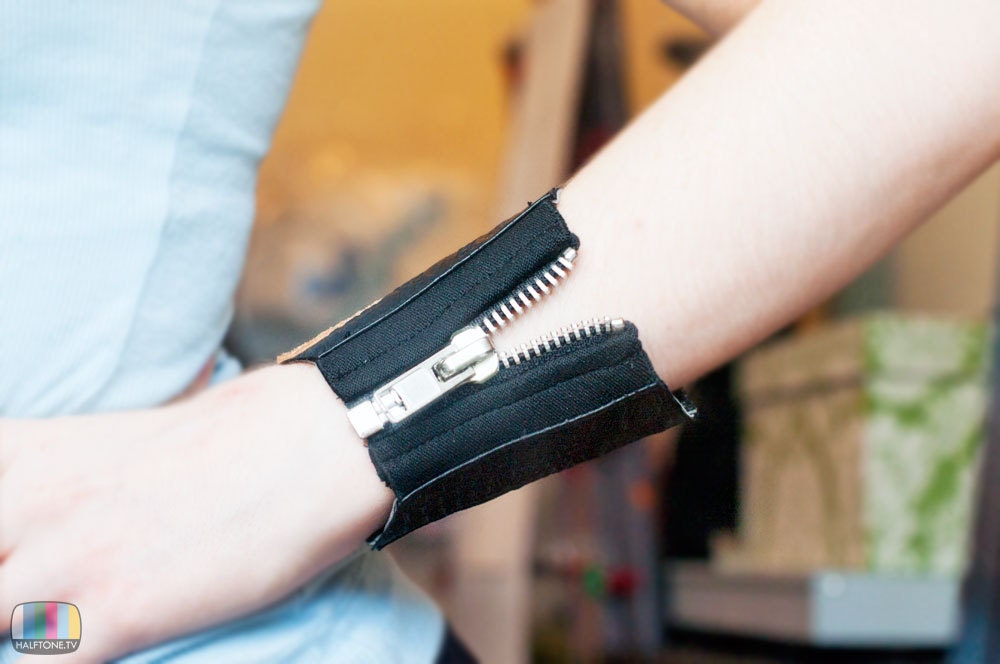 Zippered Black Alligator Leather Wrist Wallet Embossed Wristband Cuff Bracelet Pocket for Women or Men