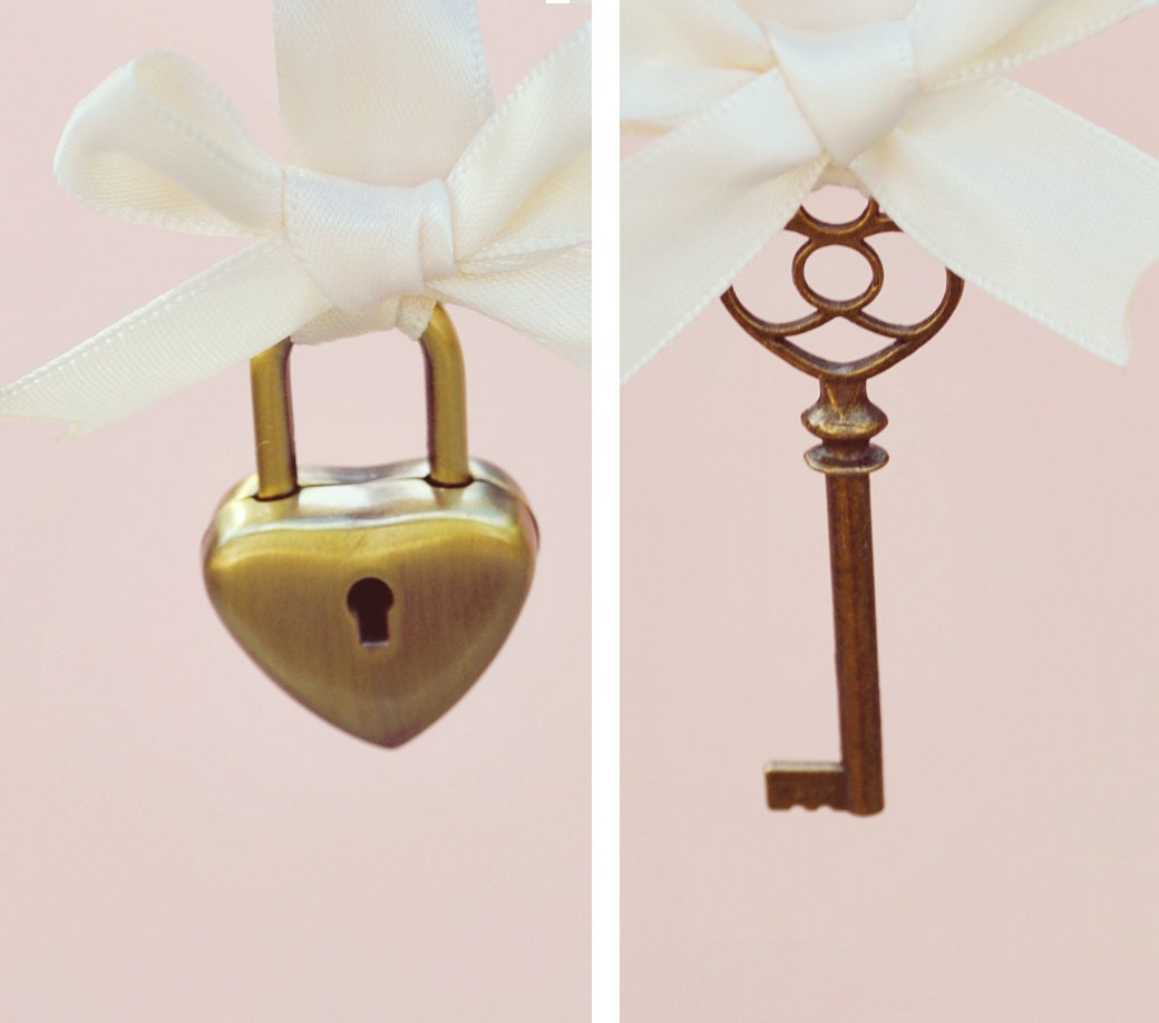 Wedding lock and key set, Unique keepsake, Boutonniere and bouquet pin - GUARDED HEART - groomsmen