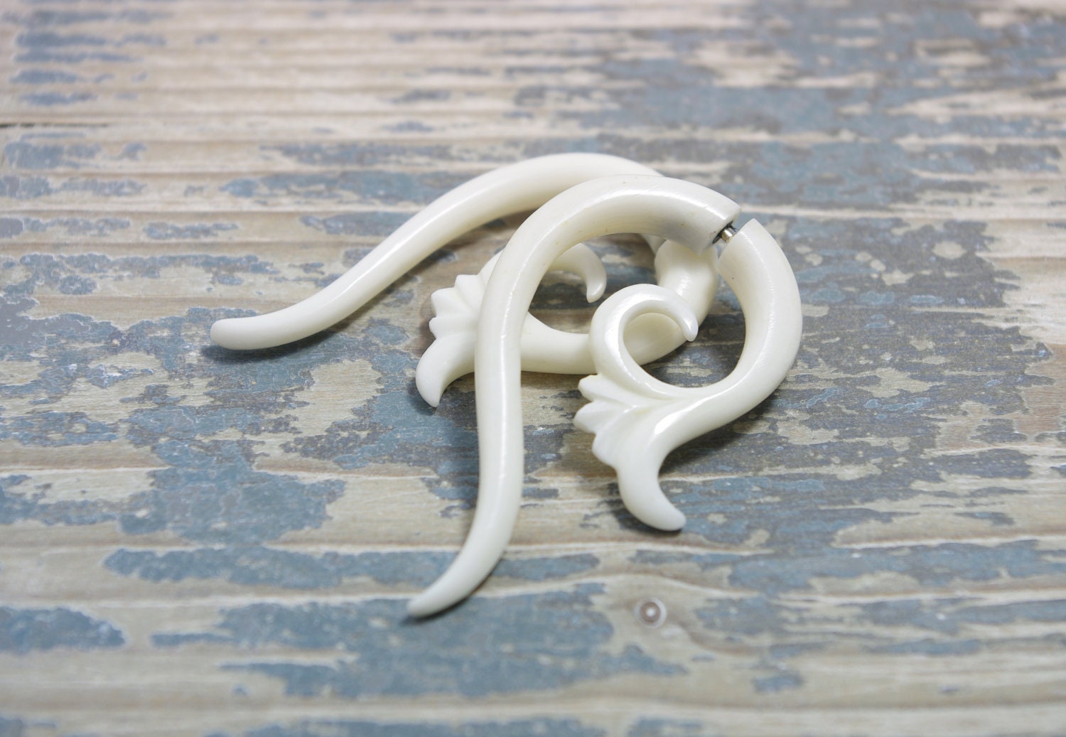 Fake Gauge Earrings Flower Drops Bone Earrings White Organic Natural Tribal Body jewelry - FG052 B