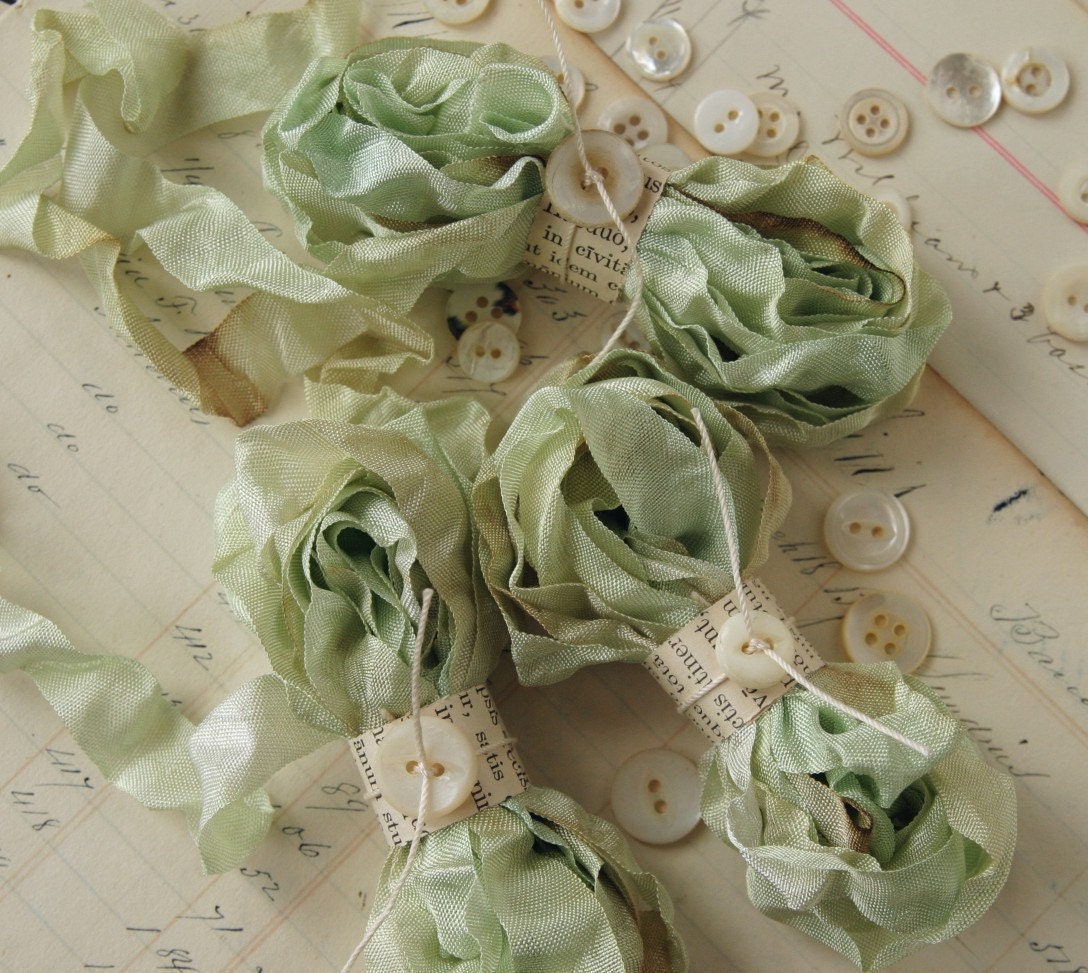 CELERY HEART Cabbage Roses Ribbon