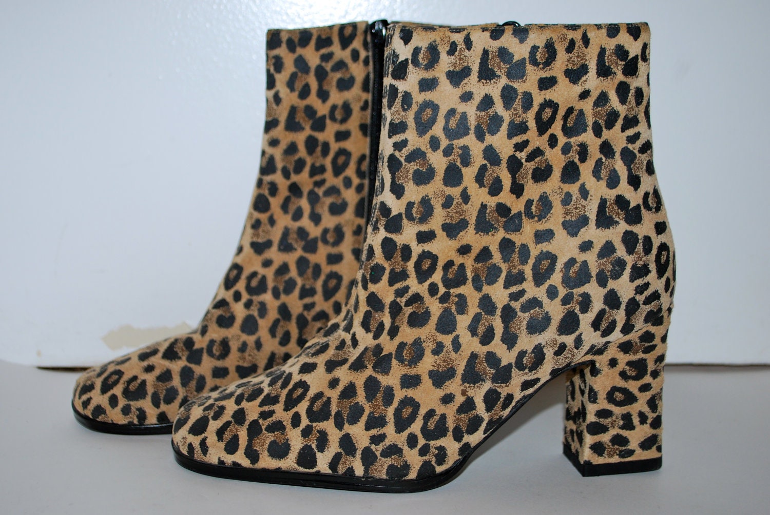Vintage 90s Leopard Print Leather Ankle Boots  (size 5.5)