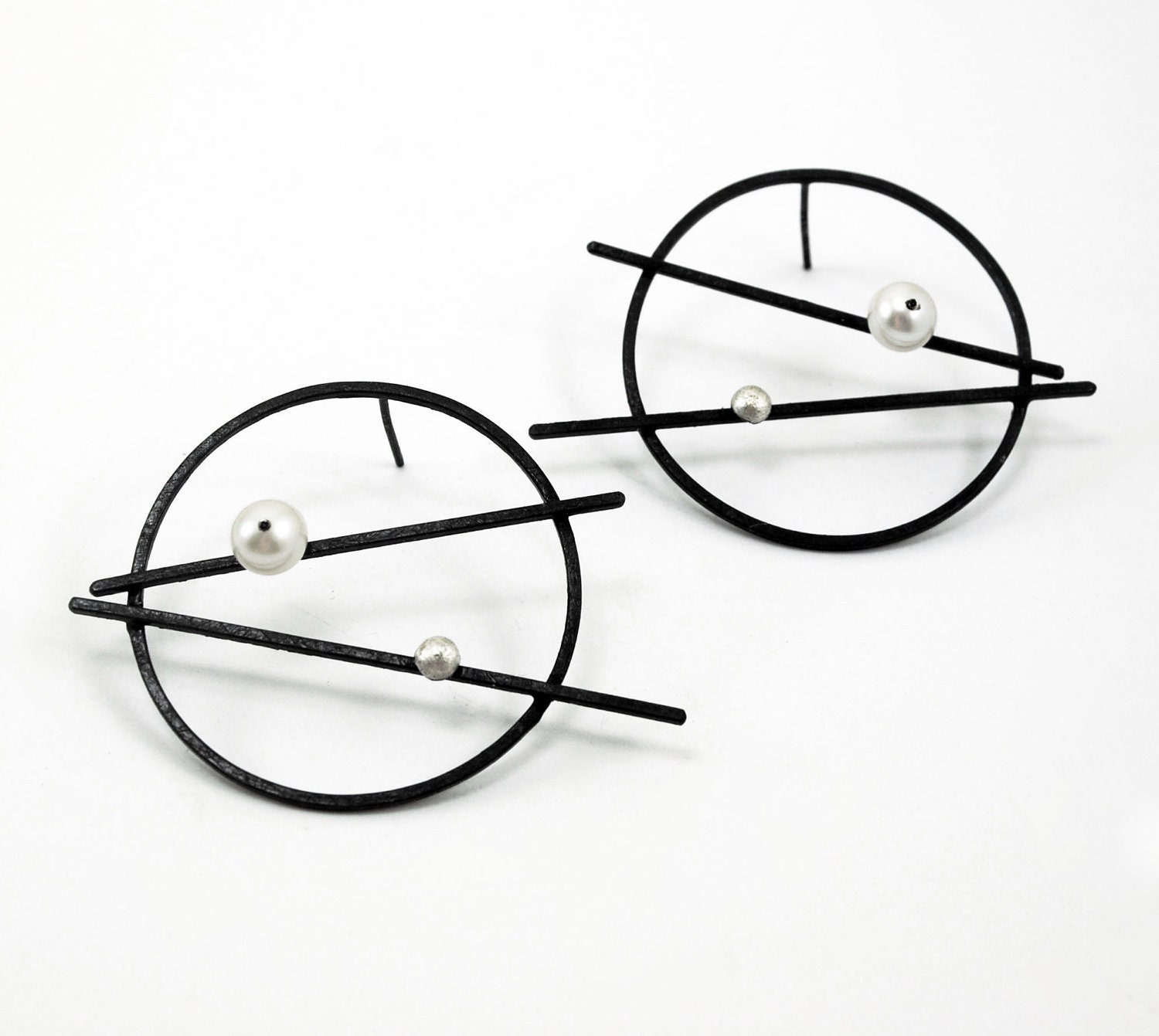Oxidized Sterling Silver Earrings. Cultured Pearls. Black. Post. EL VIEJO BALANCIN 3 Earrings. Handmade by Maria Goti Joyas.