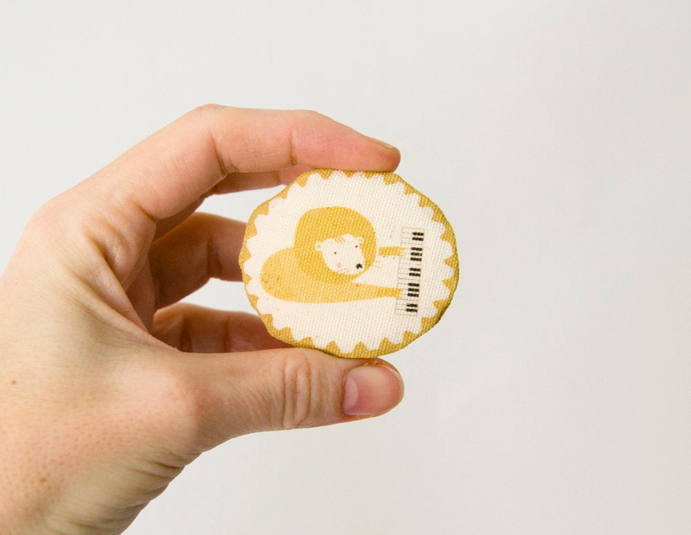 Lion the pianist - Cute art brooch in cotton