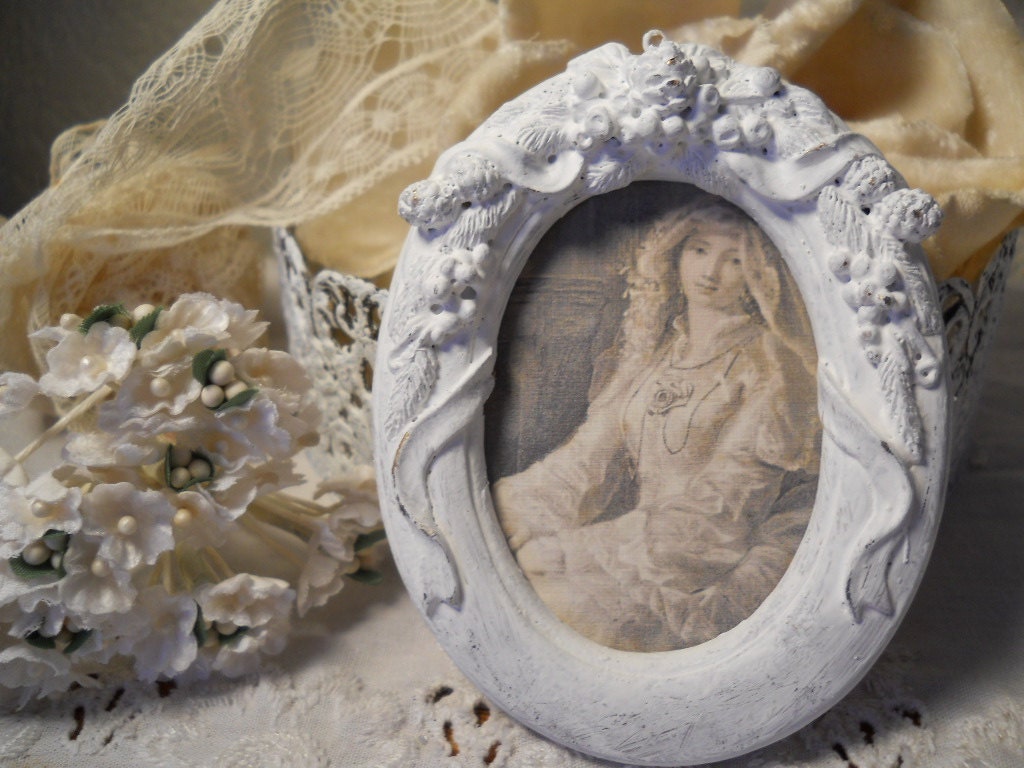 Shabby White Petite Oval Frame Le French Bride