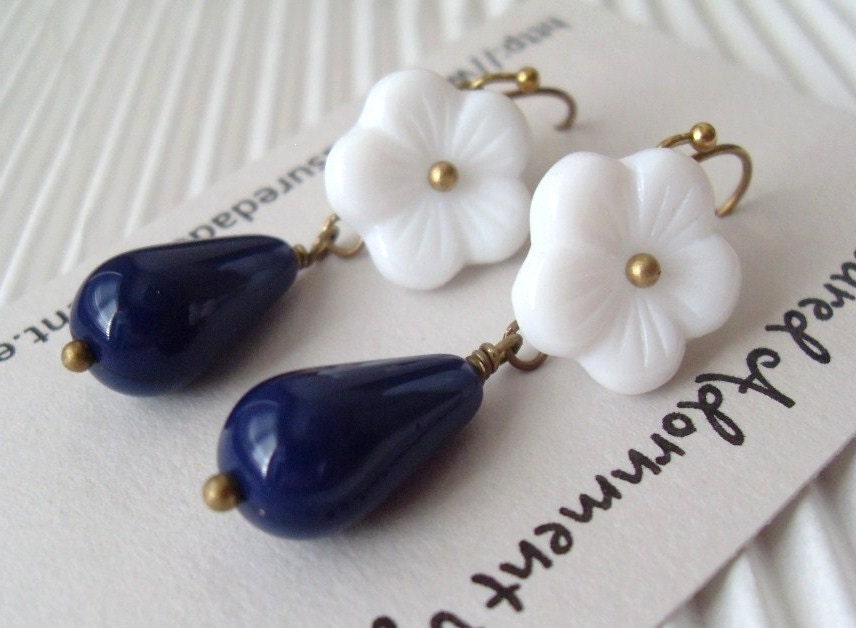 White Flower and Navy Teardrop Earrings, Vintage style, retro flower earrings, Bridesmaids earrings, Mother's day gift for her